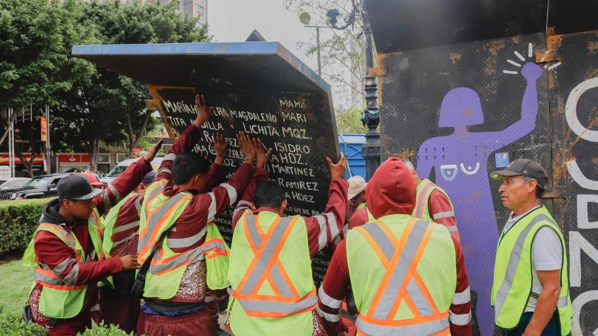 Trabajadores de la CDMX colocan de nuevo los tapiales de la Glorieta de las Mujeres que Luchan