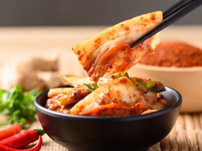 En sencillos pasos: así se hace el kimchi, el banchan estrella de la gastronomía coreana