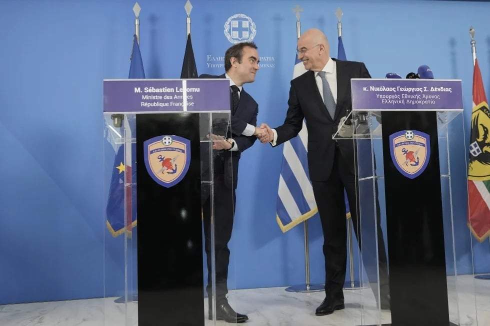 El ministro de Defensa de Grecia, Nikos Dendias, a la izquierda, y su homólogo francés, Sebastien Lecornu, se dan la mano durante una conferencia de prensa en Atenas, el lunes 14 de abril de 2025.