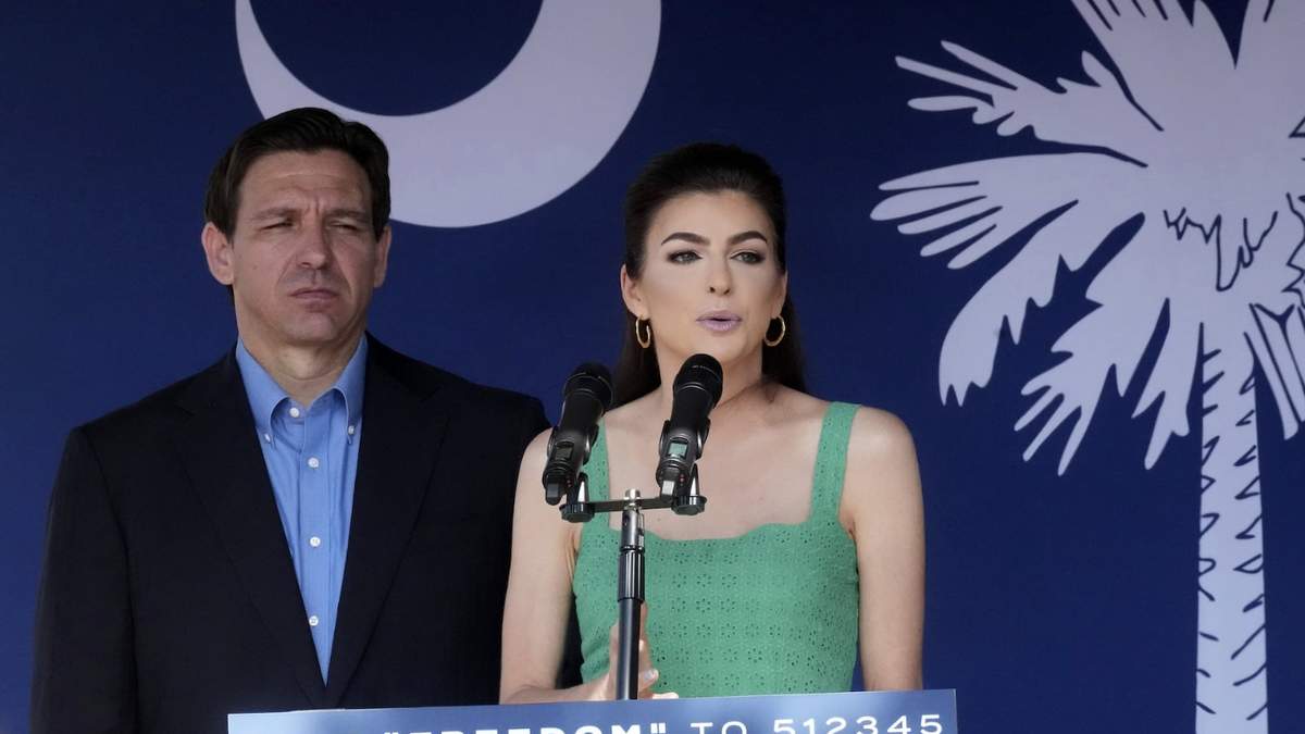 El gobernador de Florida, Ron DeSantis, y su esposa Casey DeSantis
