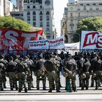 Policía reprime a manifestantes en Buenos Aires