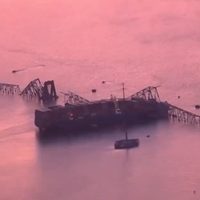 Carguero choca contra puente en Baltimore y lo derrumba (Video)