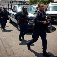Tras riña en el Reclusorio Oriente, familiares de reos derriban puerta y lanzan objetos a policías