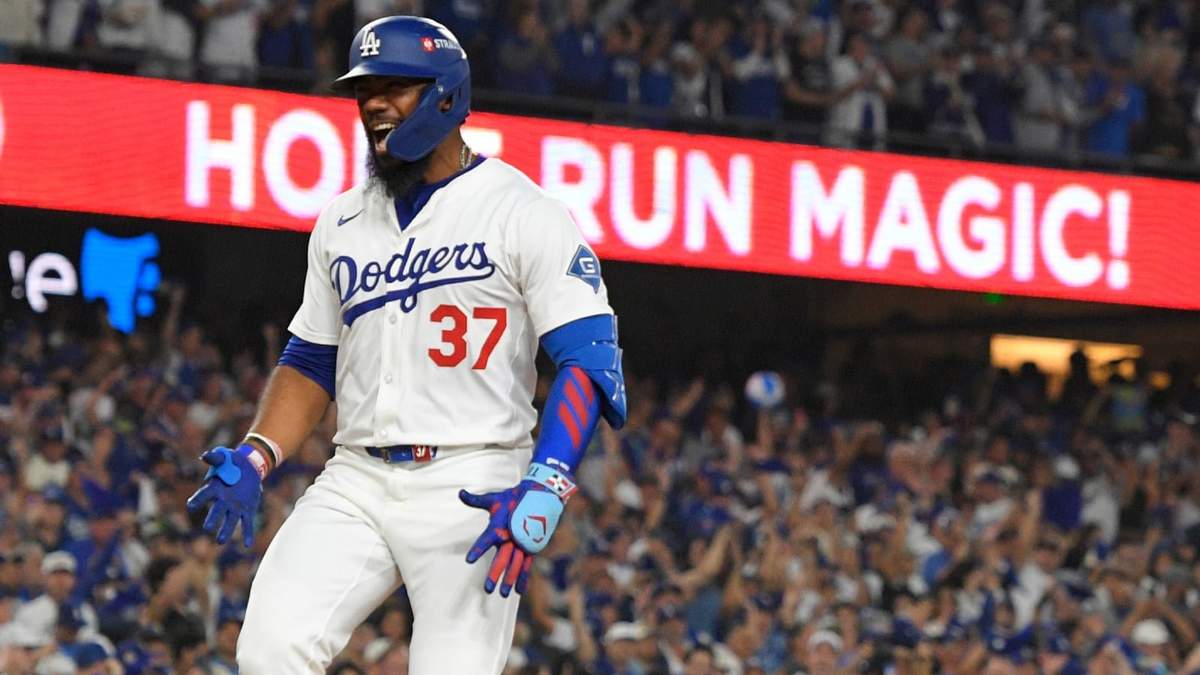 El dominicano Teoscar Hernández, de los Dodgers de Los Ángeles, festeja tras conectar un jonrón de tres carreras ante los Rojos de Cincinnati, el martes 30 de septiembre de 2025