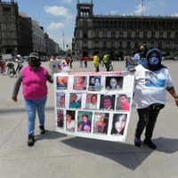 Familiares de desaparecidos realizan caminata en el Zócalo... y advierten que lo harán cada mes