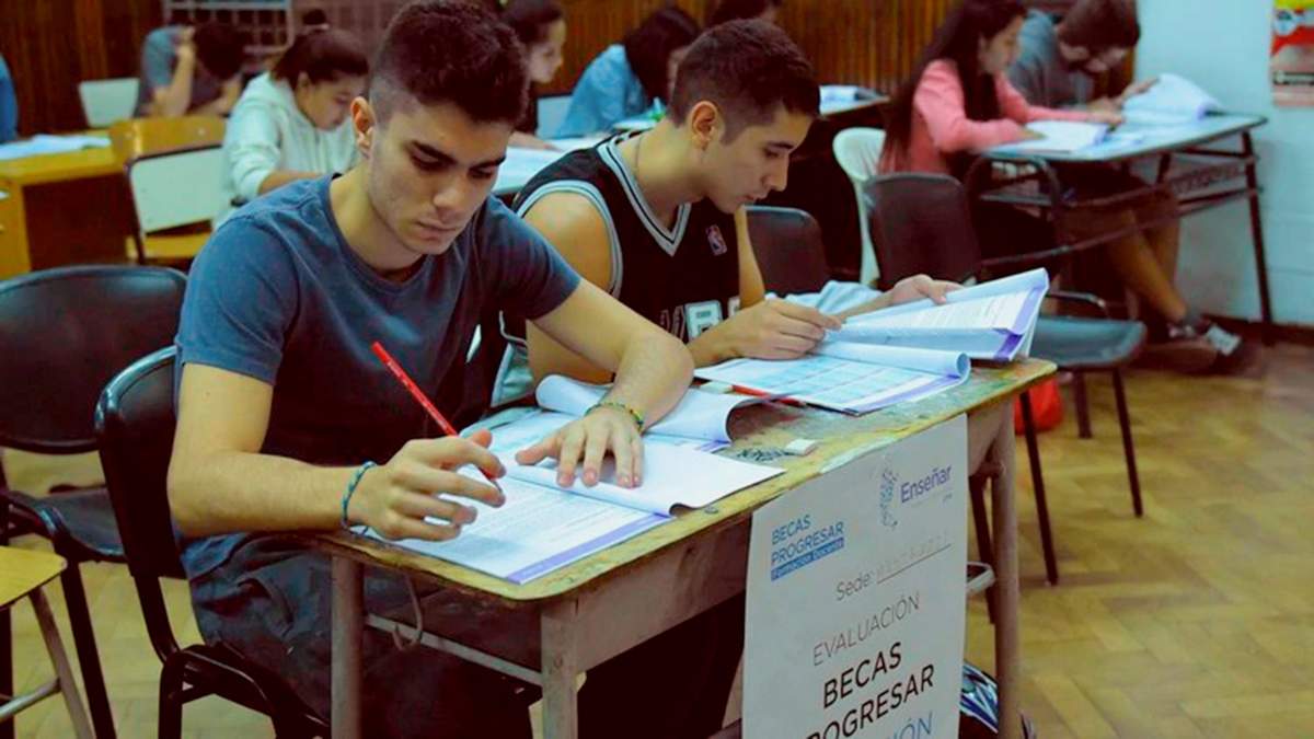 La beca está destinada a jóvenes estudiantes. Fuente: (Twitter)