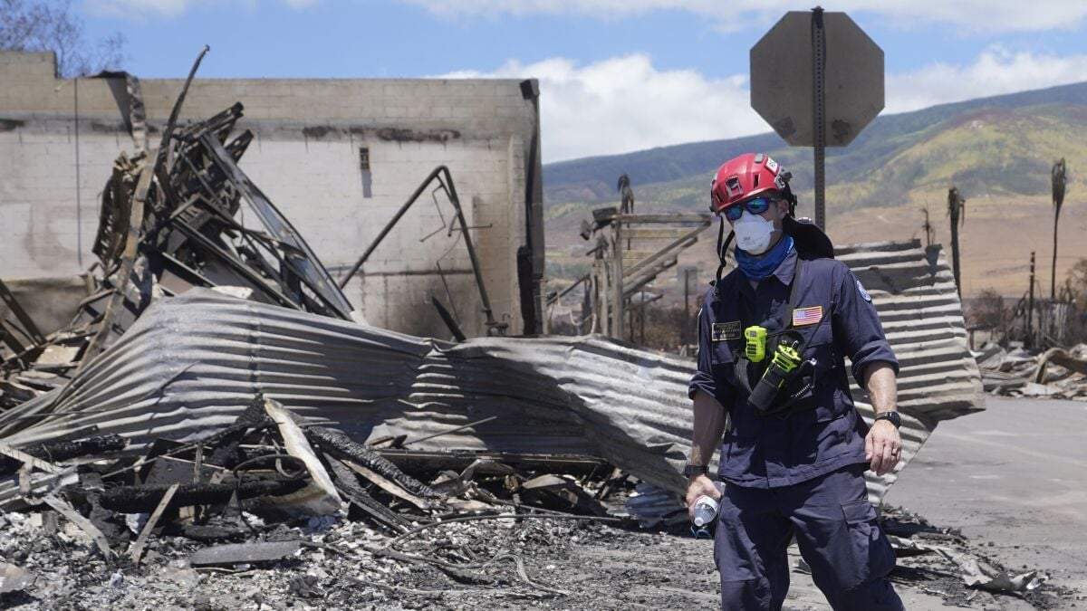 Un trabajador de búsqueda y rescate camina por una calle el sábado 12 de agosto de 2023 en Lahaina, Hawai, tras incendios forestales que causaron graves daños