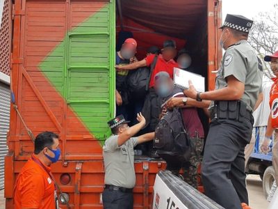 Rescatan en Chiapas a 329 centroamericanos que viajaban ocultos en tres camiones
