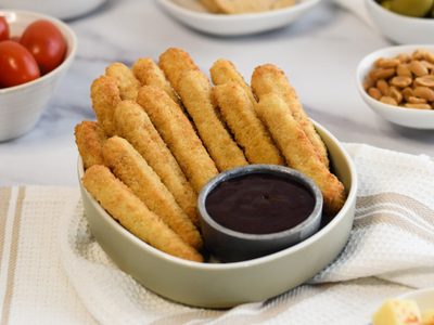 Bastones de pollo crocantes: un snack proteico, en una receta fácil y perfecta para tus picadas