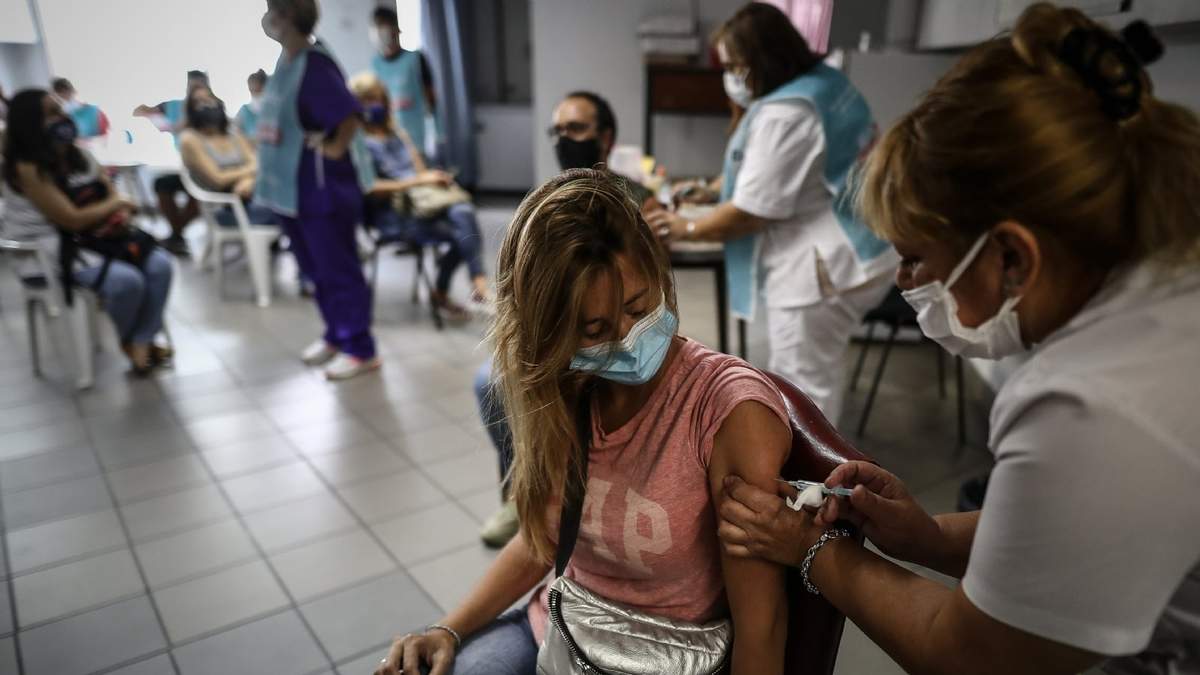 Una persona recibe una dosis de la vacuna contra el coronavirus. Fuente: (Twitter)