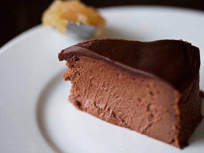 Torta mousse de chocolate con 3 ingredientes, sin harinas y tan deliciosa que te la van a sacar de las manos