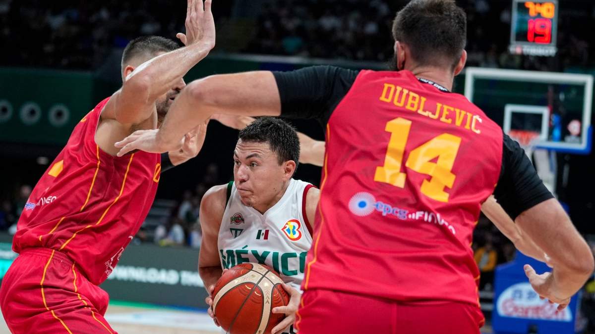 El escolta mexicano Pako Cruz (9) intenta pasar entre Bojan Dubljevic (14) de Montenegro y Nikola Vucevic (4)