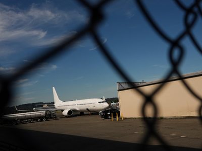 Política de EU de deportaciones hacia “terceros países” es ilegal, falla juez