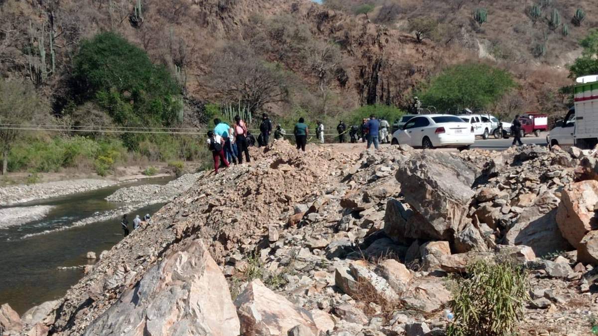Pobladores observan la escena de cuatro cuerpos asesinados a balazos en Atlamajalcingo del Monte, en la Montaña de Guerrero.