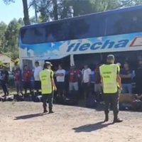 Encontraron drogas y un arma cargada en un colectivo con hinchas de San Lorenzo