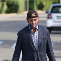 Cabizbajo y caminando sin sentido: las últimas imágenes de Alessandro Lequio conmocionado