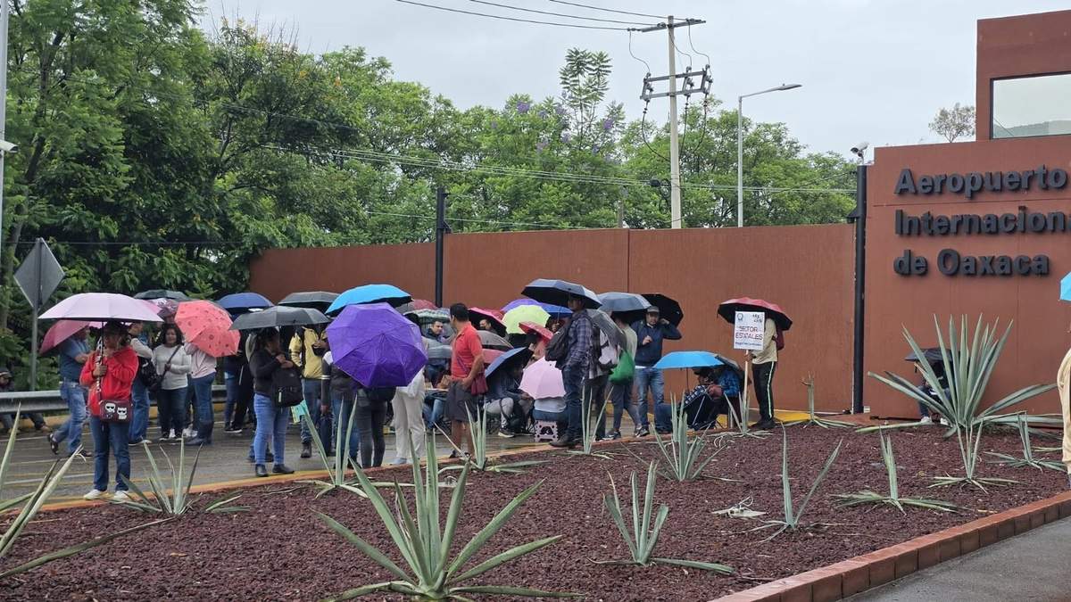Maestros bloquean la entrada principal del Aeropuerto Internacional de Oaxaca