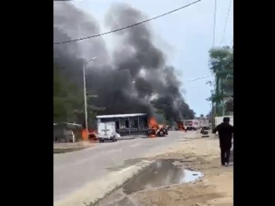 Hombres armados queman 12 vehículos en la carretera Acapulco-Zihuatanejo