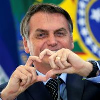 Bolsonaro no tiene la culpa de los decesos por coronavirus, dice la mitad de los brasileños