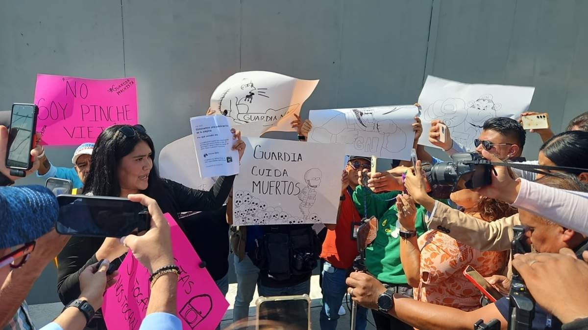 La protesta de reporteros en el cuartel de la Guardia Nacional en Chilpancingo