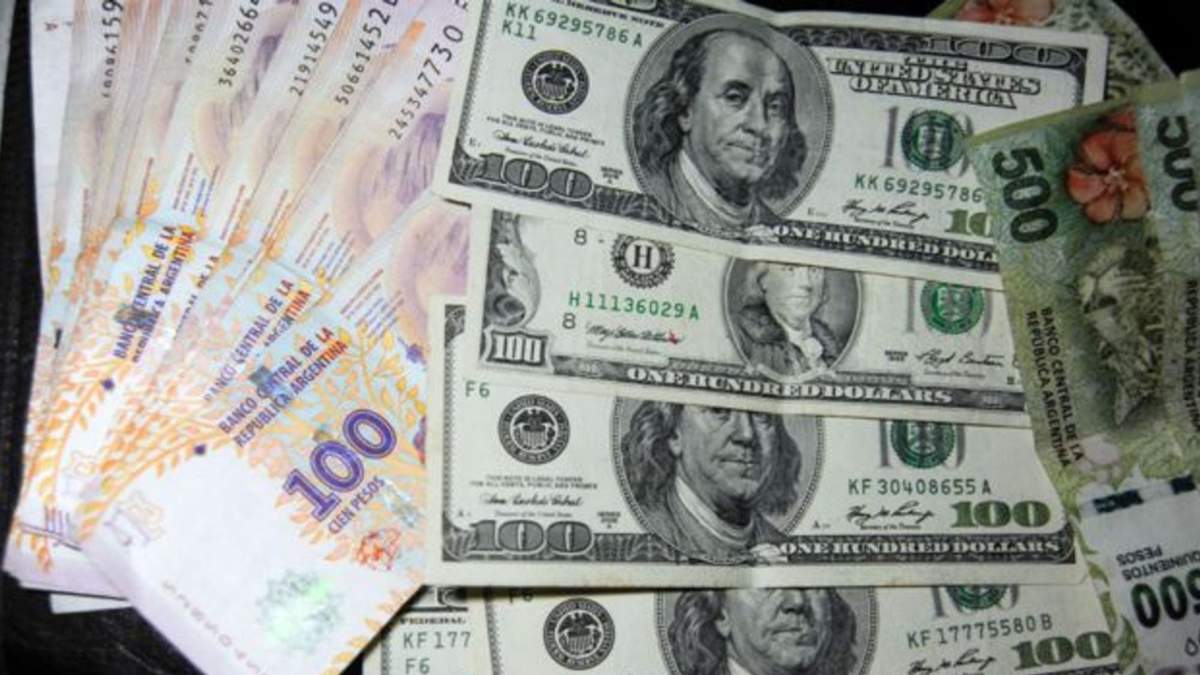 El dólar oficial registró una leve subida en relación al lunes. Fuente: (Twitter)