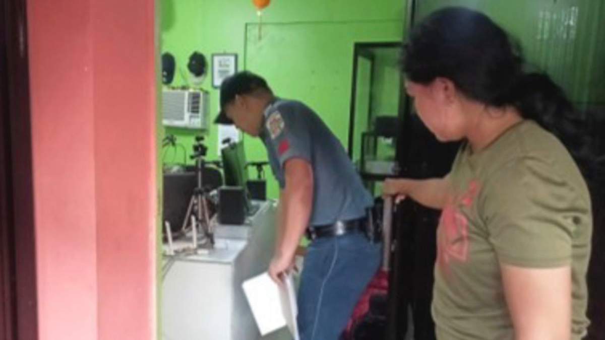 Un policía revisa el lugar donde un periodista de radio fue asesinado en la localidad de Calamba