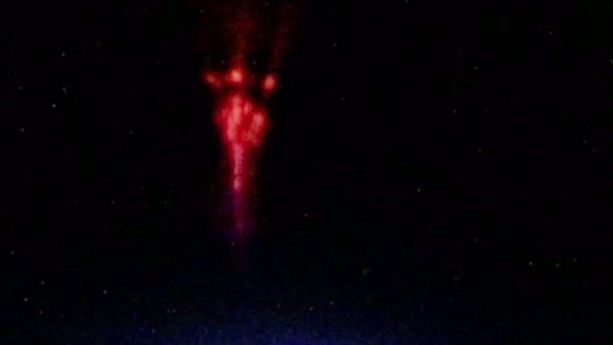 Imagen deL duende rojo sobre una tormenta captado en octubre desde la ISS
