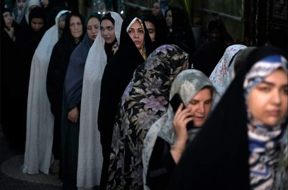 Varias mujeres se forman para votar en la segunda vuelta de las elecciones presidenciales de Irán en un centro de votación de Teherán