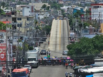 Bloquean avenida en Acapulco tras detención de presuntos extorsionadores en el Mercado Central