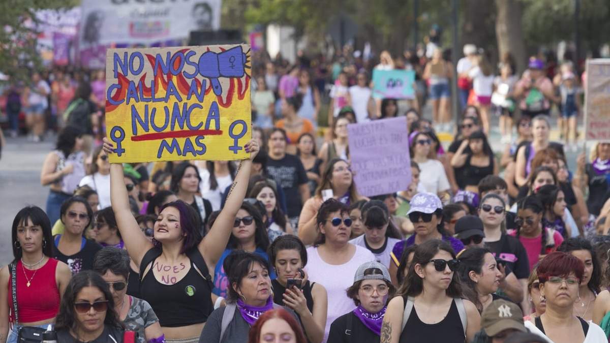 La multitudinaria marcha transitó por todo el centro de Neuquén.  Fuente: (Twitter)