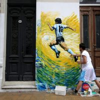 Turismo urbano por San Telmo: historia, adoquines, Mafalda y un mural de Maradona