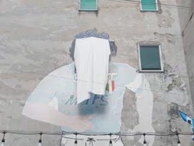 A modo de protesta, taparon el mítico mural de Maradona en Nápoles
