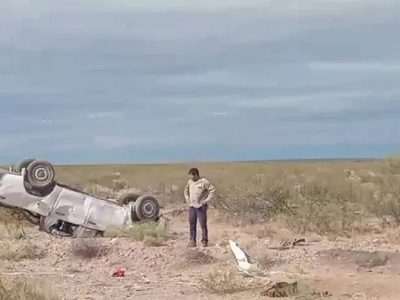 Secuestraron y golpearon a un jefe del EPEN y volcaron la camioneta oficial