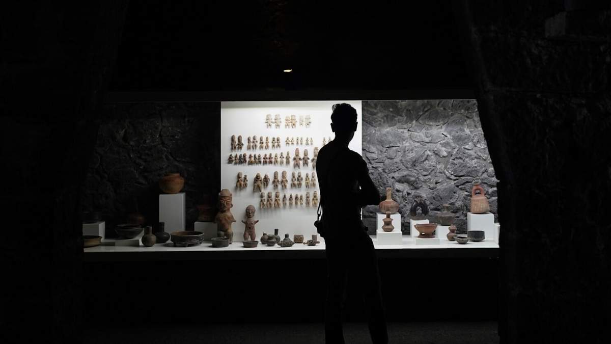 Un visitante observa la cerámica prehispánica expuesta en el Museo Anahuacalli en la Ciudad de México, el martes 20 de agosto de 2024. Diseñado por el artista mexicano Diego Rivera para preservar y exhibir su colección de arte prehispánico de toda la vida, el museo está celebrando su 60 aniversario