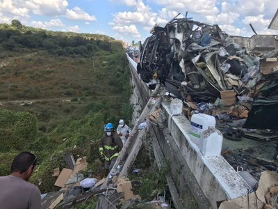 Camión de carga vuelca y cae sobre una pick up en Jalisco; hay 7 muertos