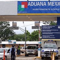 Inhabilitan y multan con casi 2 mdp a aduaneros que dejaron entrar pipas con diésel de contrabando