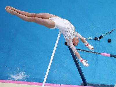 Kaylia Nemour, la gimnasta francesa que compite por Argelia, gana oro en barras asimétricas