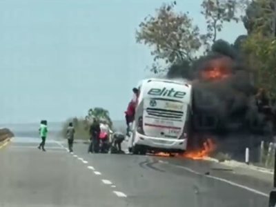 Autobús de pasajeros choca y se quema en Angostura, Sinaloa; hay cuatro muertos