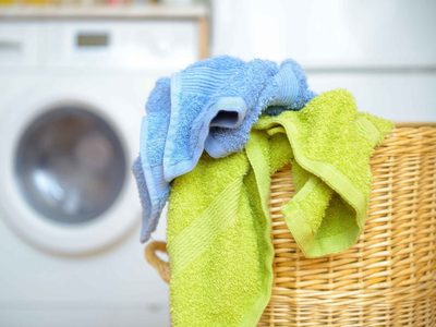 El secreto de las abuelas para evitar que tus toallas pierdan el color después de cada lavado