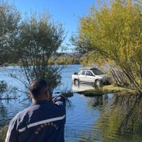 Rescataron a pescadores varados por la crecida del río en Piedra del Águila