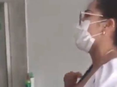 Denuncian discriminación contra una madre de familia en una junta escolar por su vestimenta (Video)