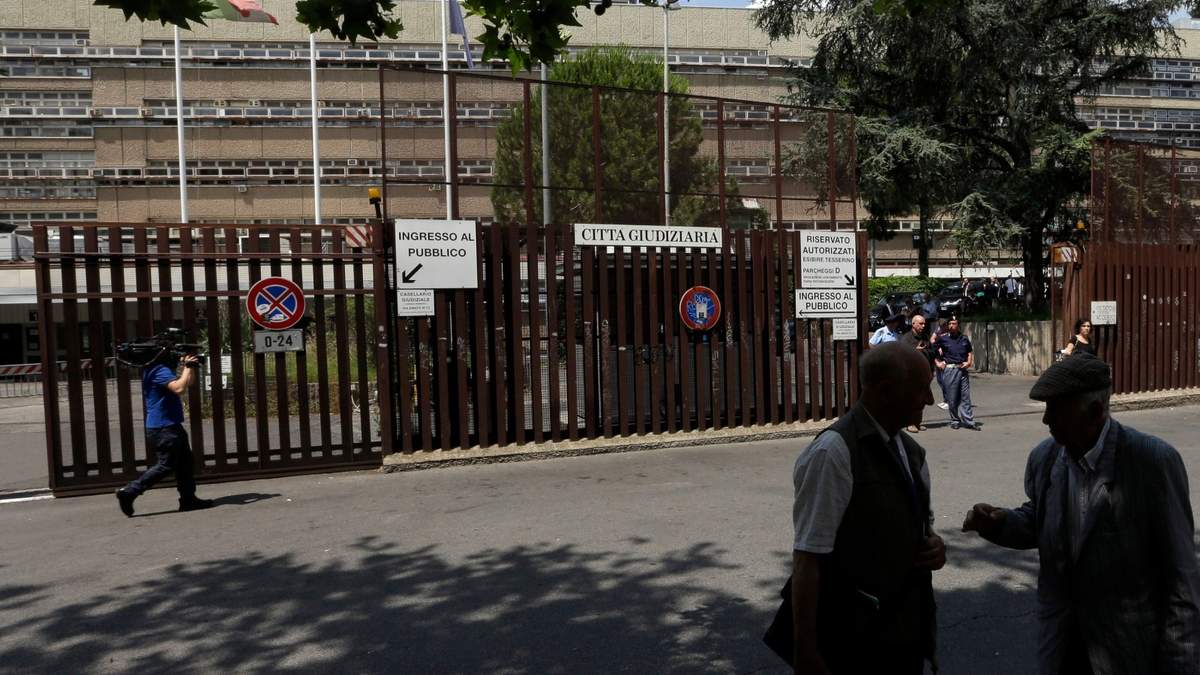 El fiscal pidió tres años y medio de prisión para el acosador, pero el tribunal lo absolvió porque su actuar “no constituye un delito”, puesto que la acción “no duró ni diez segundos”. En la imagen, el exterior del tribunal de Roma