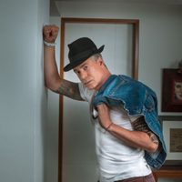 El popular actor y cantante peruano Diego Bertie murió tras caer de un edificio en Lima