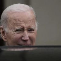 Biden anula requisito de vacuna contra covid para ingresar a EU por avión