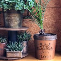 No tires los recipientes plásticos viejos y hacé una maceta estilo vintage oxidado para tus plantas