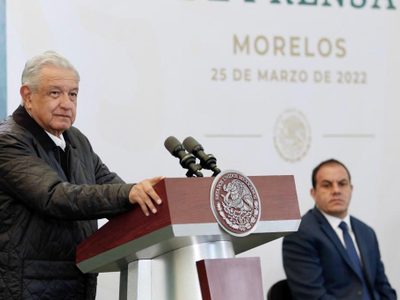 AMLO supervisa obras del libramiento La Pera-Cuautla, a pesar de adversarios que lo llaman "traidor"