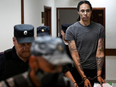 La basquetbolista Brittney Griner vuelve a EE. UU. luego de un intercambio de prisioneros con Rusia