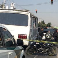 Mujer saca una pistola y mata a presunto ladrón arriba de un microbús en Tláhuac