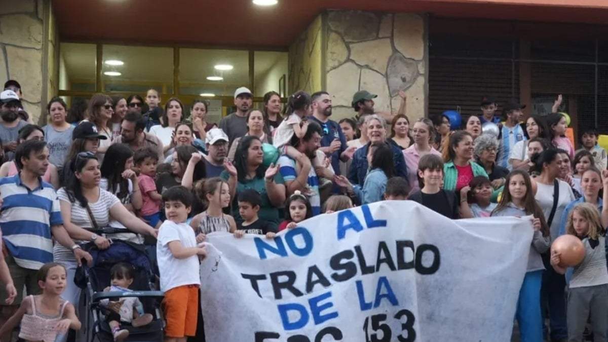 Exigen que la escuela se mantenga en su actual emplazamiento, en el barrio Primeros Pobladores. Fuente: (Infolosandes)