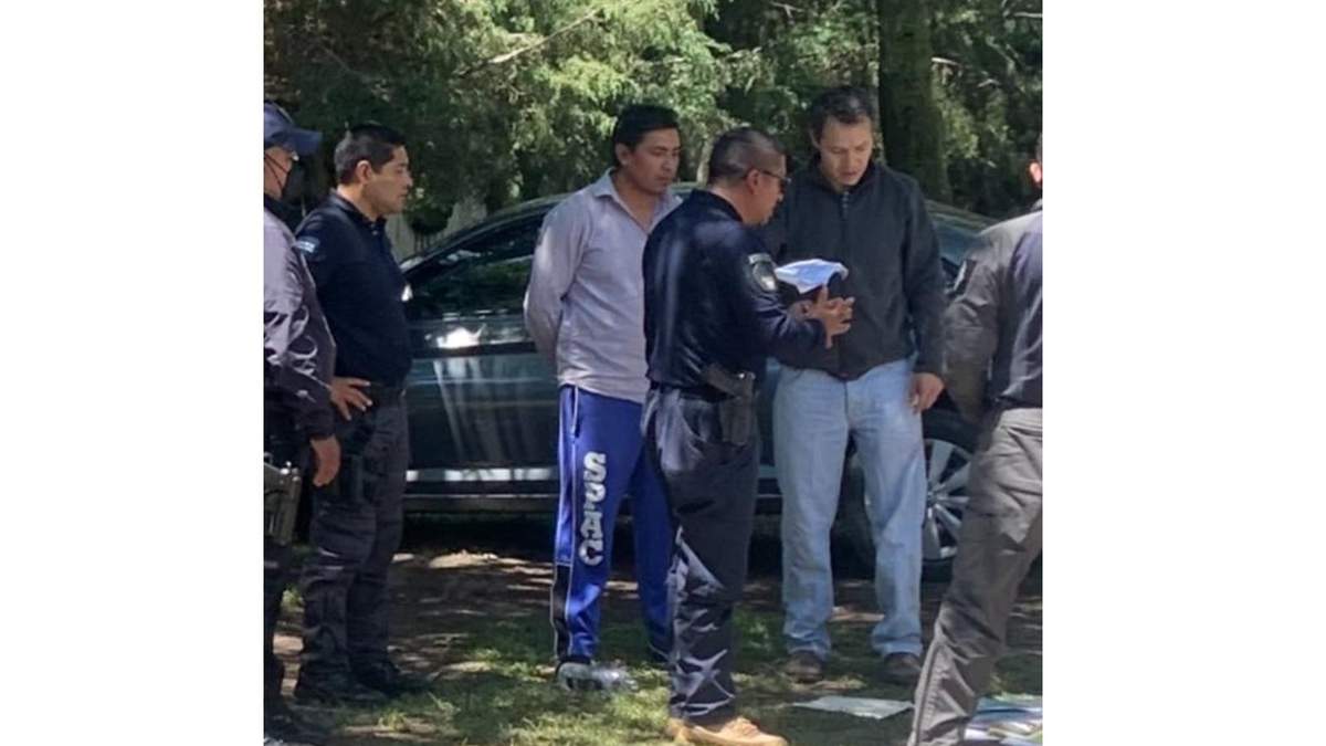 Fernando Zárate (der.) durante su intento por tomar el rancho Las Ánimas, ubicado en Zinacantepec